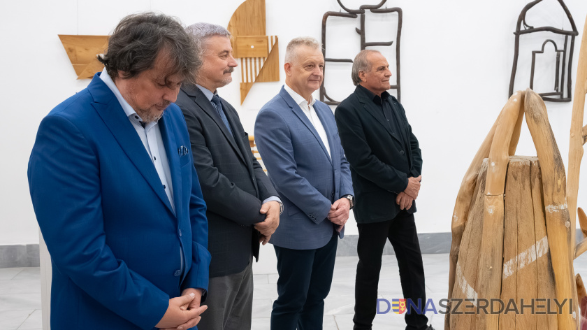 Alkotásai egyszerre kötődnek a múlthoz és szólnak a jelenhez (Rózsár Vince felvételei) Aki összeköti a modernséget és az ősiességet – Lipcsey-életmű a Csallóközi Múzeumban