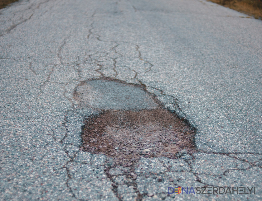 Illusztrációs felvétel (unsplash) Kátyúkra figyelmeztetnek – javítás alatt a Szövetkezeti utcai és a Karcsai úti úthibák