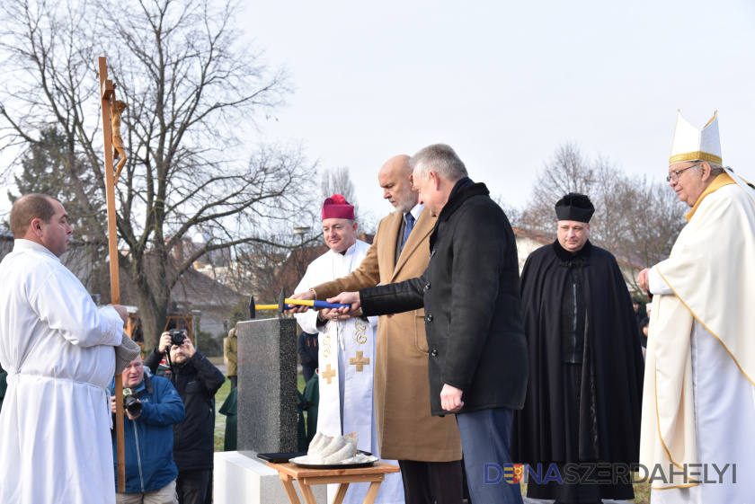 Letették az új dunaszerdahelyi Szent István-templom alapkövét – Történelmi pillanat a MOL Aréna mellett