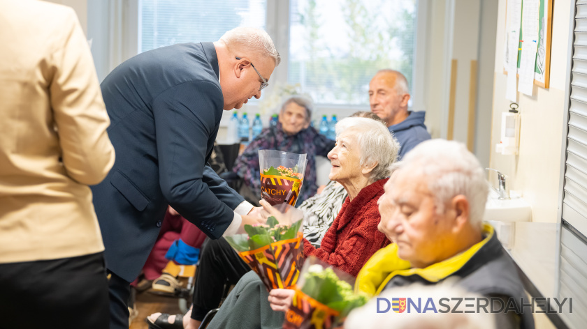 Az idősek iránti gondoskodás a társadalom alapját kell, hogy képezze (Rózsár Vince felvételei) A tisztelet kifejezése magában foglalja az elfogadást, a támogatást, a szeretetet