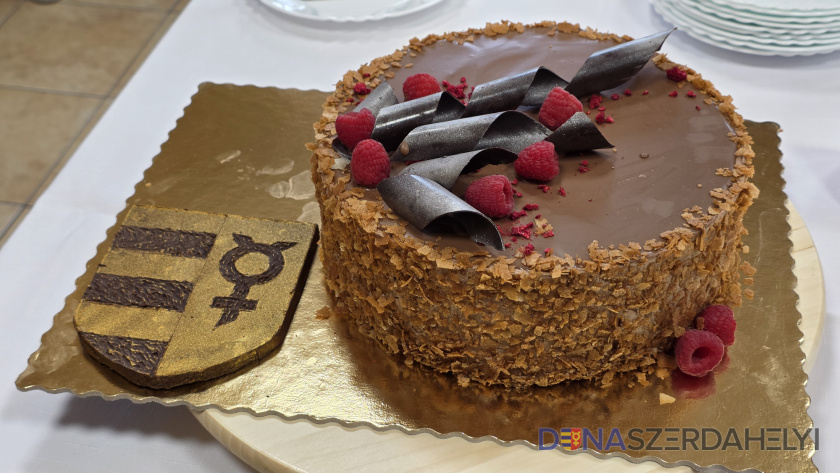 Dunaszerdahely Város Tortája 2025-ben a Zserbó Cukrászda alkotása lett (Nagy Attila felvételei) Megvan Dunaszerdahely Város Tortája! A Zserbó Cukrászda csokoládés-málnás alkotása lett a győztes
