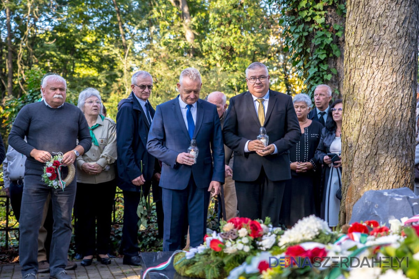 Hideghéthy Adrián felvétele Felavatták Duray Miklós síremlékét Losoncon – Dunaszerdahely is tisztelgett a felvidéki politikus emléke előtt