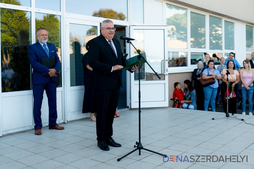 Rajkovics Péter felvételei Közel száz új diák a Szabó Gyula Alapiskolában