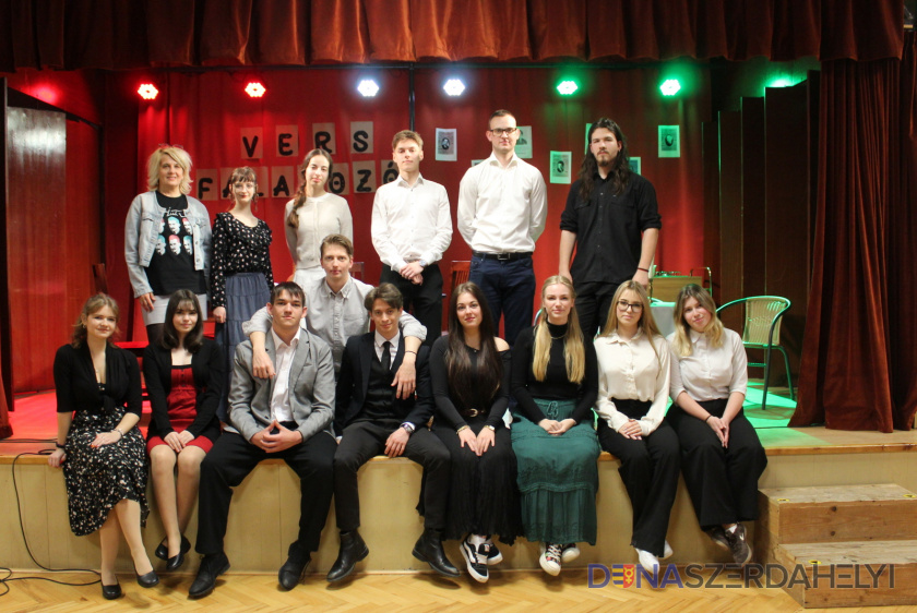 Irodalmi lakoma a Versfalatozóban