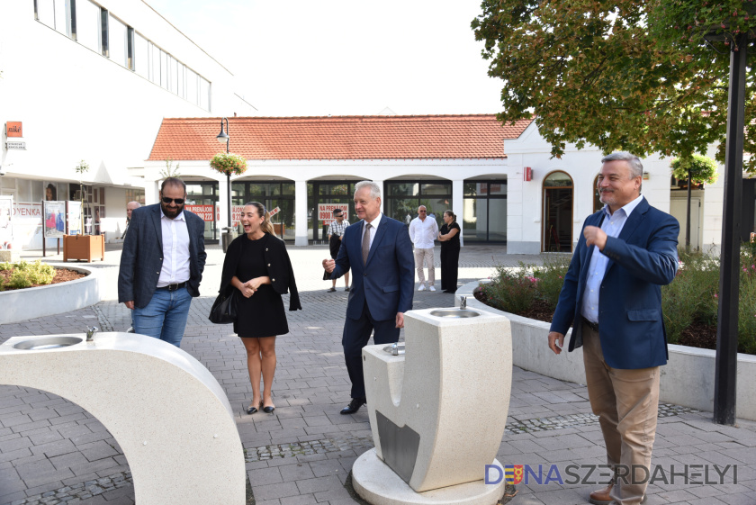 Zöldebb, élhetőbb közösségi térré vált a Vámbéry Ármin tér