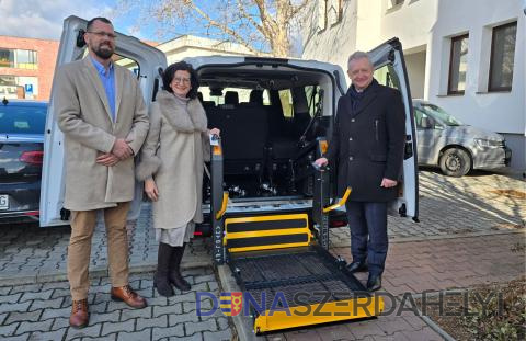 Foto: dunstreda.sk Odovzdali vozidlo obstarané pre službu sociálneho taxíka