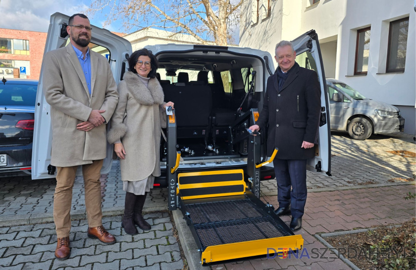 Átadták a szociális taxi szolgáltatáshoz beszerzett járművet