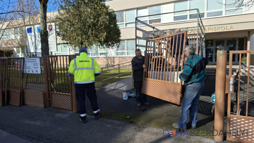 A Szabó Gyula Alapiskola felvétele Megújult a Szabó Gyula Alapiskola kerítése és digitális hálózata a tavaszi szünet alatt