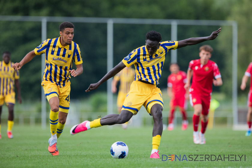 A DAC 1904 - Hapoel Tel-Aviv felkészülési mérkőzés előtt