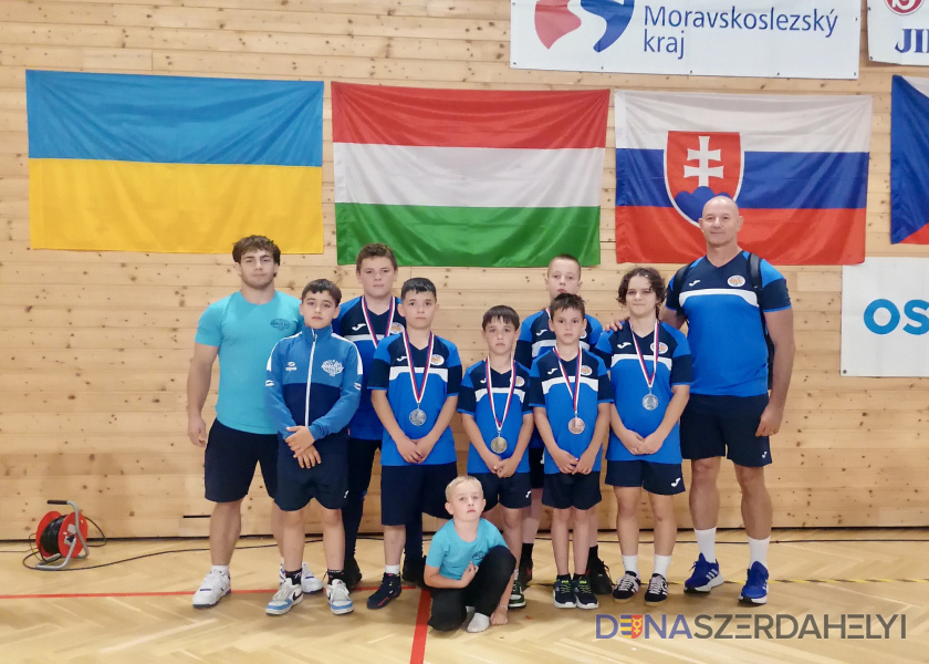 Hat éremmel és csapatban negyedik hellyel zárta az ostravai nemzetközi tornát a Gaál Wrestling Team