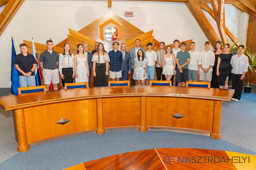 Városunk vezetése köszöntötte a kiemelkedő eredményt elért diákokat