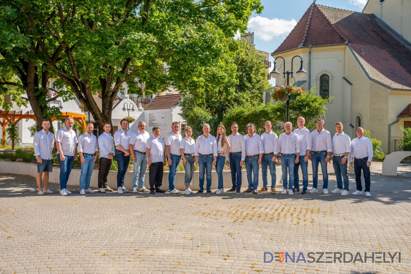 A képviselő-jelöltek a polgármesterrel (Hájos Zoltán FB-oldala) Dr. Hájos Zoltán lesz a Magyar Szövetség polgármesterjelöltje