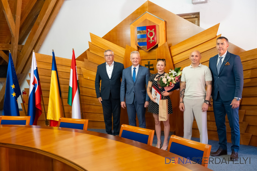 A világbajnoki bronzérmes Hegedűs Rékát köszöntötték a testületi ülés elején