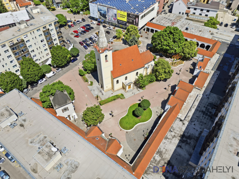 Foto: dunstreda.sk Vámbéryho námestie prešlo obnovou