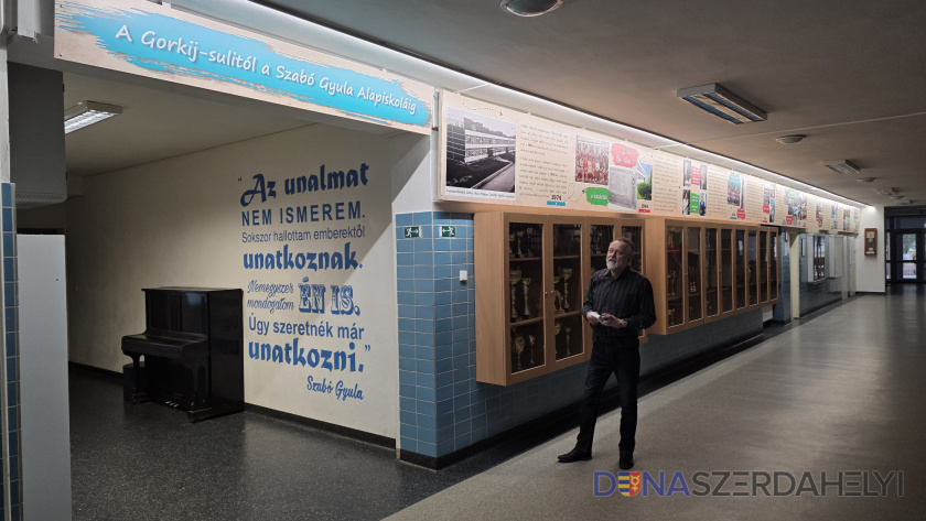 A Gorkij sulitól a Szabó Gyula Alapiskoláig – látványos iskolatörténet a nagyfolyosón