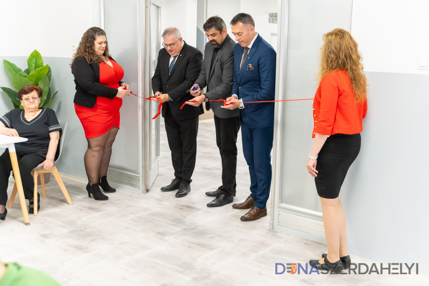 Nőnap a nyugdíjas panziókban: a megújult éttermet is átadták