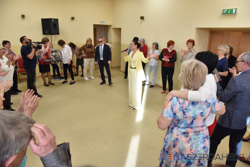 Fergeteges hangulatú nőnapi ünnepséget tartottak Sikabonyban