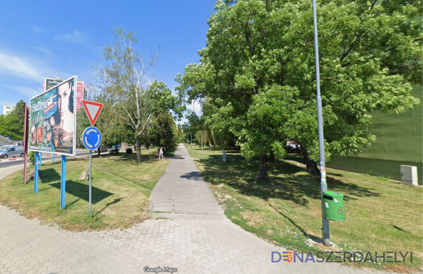 Járdafelújítás a Halpiac téren