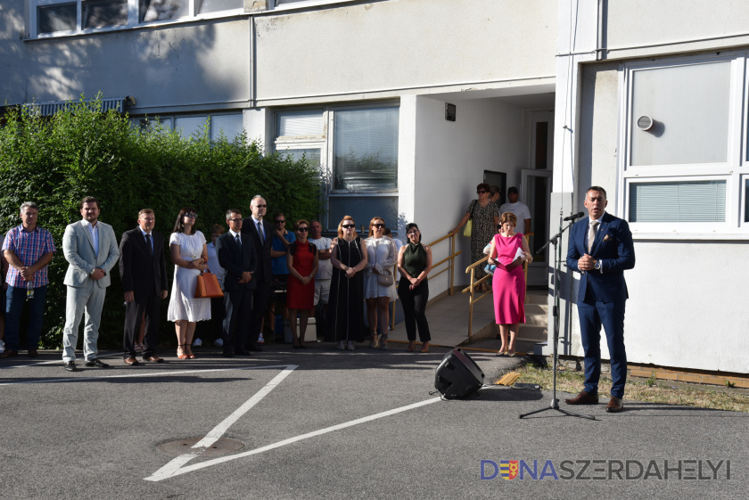 Nagy Attila felvételei Ünnepélyesen megnyitották az új tanévet a Vámbéry Ármin Alapiskolában
