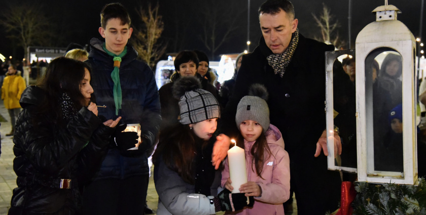 Az öröm gyertyája gyúlt ki Dunaszerdahely adventi koszorúján