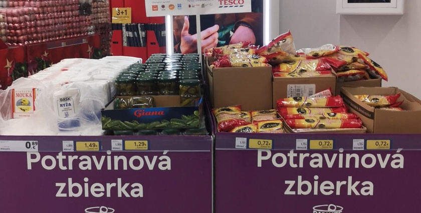 Élelmiszergyűjtés a rászorulókért – a dunaszerdahelyi plébániai karitász adományozó akciója a Tescóban