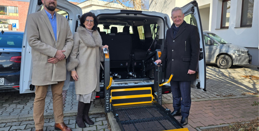 Átadták a szociális taxi szolgáltatáshoz beszerzett járművet