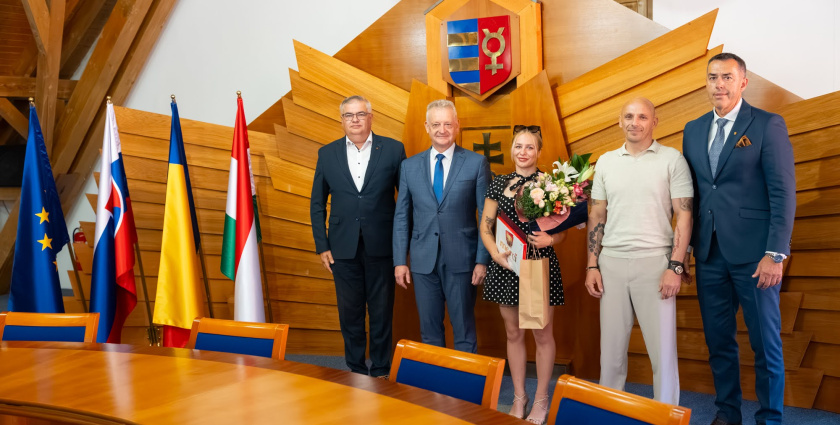 A világbajnoki bronzérmes Hegedűs Rékát köszöntötték a testületi ülés elején