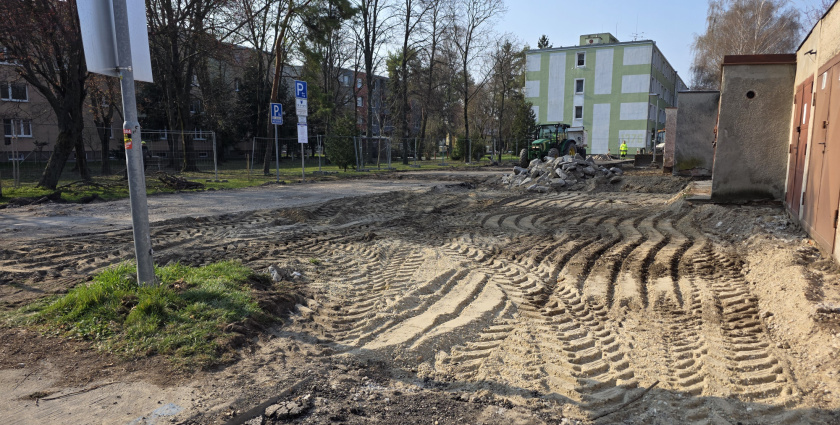 Zajlik a plusz parkolóhelyek kiépítése a Rózsaligetben