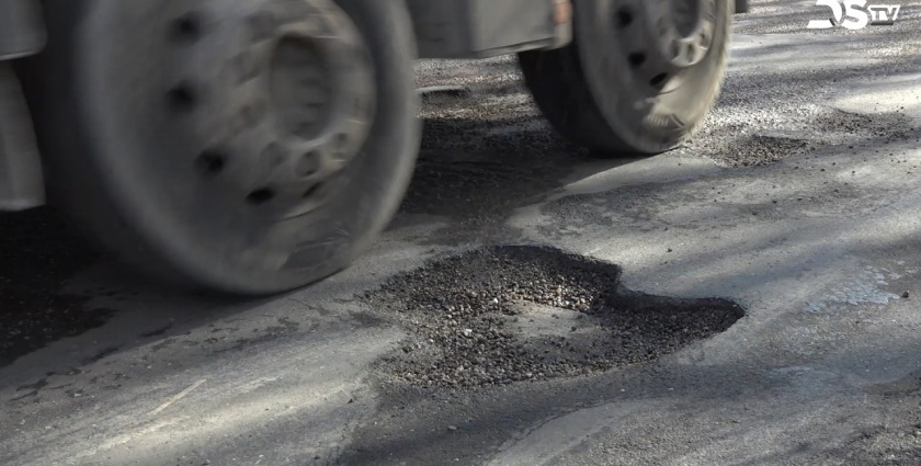 Embedded thumbnail for Sok a kátyú, amelyek közül a legnagyobbakat már most igyekeznek befoltozni