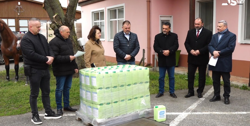 Embedded thumbnail for Fertőtlenítőszerrel akadályozzák a száj- és körömfájás terjedését