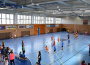 Fiatal kézilabdások versenyeznek a sportcsarnokban